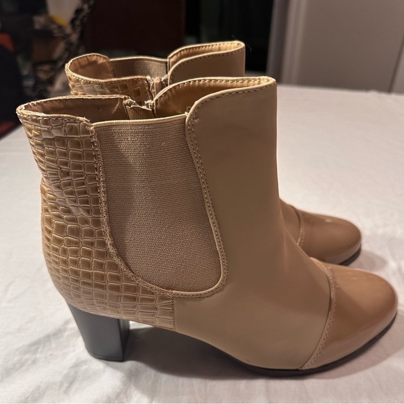 Bella Marie Booties - Size 10 Nearly New & Great For Fall - Picture 2 of 8